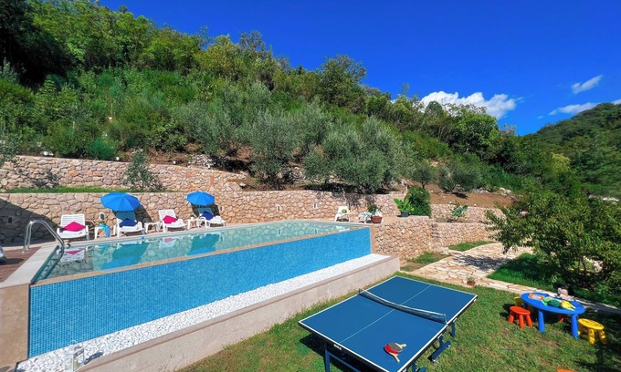 Herceg Novi Municipality Casa | Spacious 4-bedroom house with infinity pool for relaxing in lovely Herceg Novi
