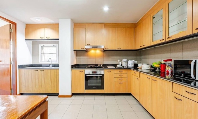 Asoke Apartamento | Spacious 4-bedroom Penthouse.8 min to BTS. Next to Emsphere. Elevator+Wheelchair