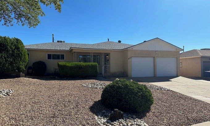Northeast Heights Casa | Spacious 4-bedroom house with a Pool, AC, WiFi located in beautiful Albuquerque