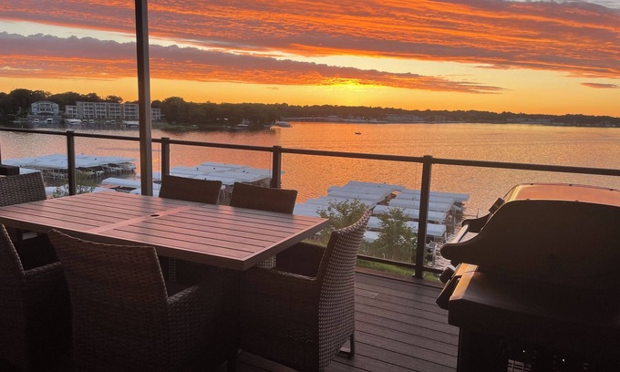 Arnolds Park Condominio | Spacious 4 Bedroom Lakefront Luxury. Panoramic Views & 6 waterpark passes at BB.