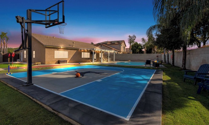 Greenacres Casa | Spacious 4-bedroom house with Pool, Fun BackYard & Amazing Game Room