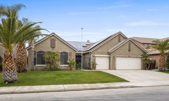 Greenacres Casa | Spacious 4-bedroom house with pool & juccuzzi Bakersfield
