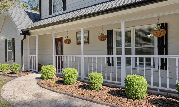 Church Street Casa | Spacious 4-bedroom house in charming Fayetteville with WiFi, AC
