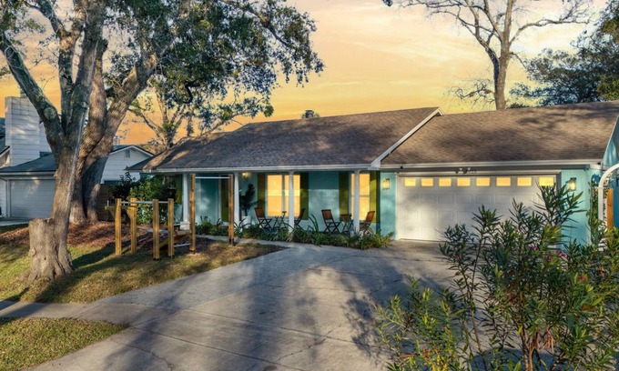 Isle of Palms Casa | Spacious 4-bedroom building in peaceful Jacksonville with AC, WiFi, outdoor gym