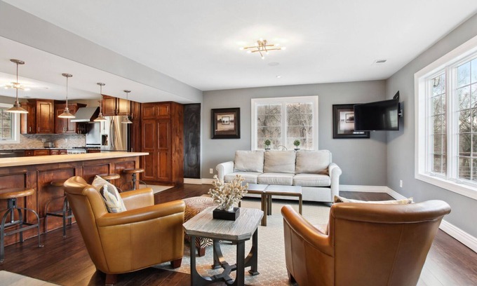 South Kansas City Casa | Spacious 4 bedroom home on 10 acres!
