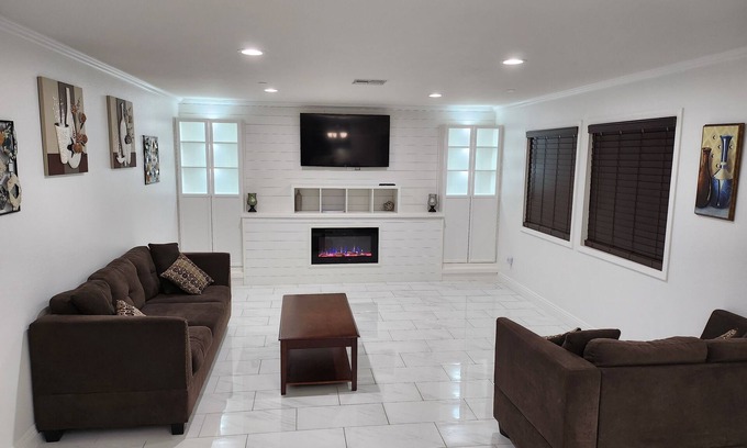 Victorville Casa | Spacious 4-bedroom House with Pool Table Nice Neighborhood in Victorville