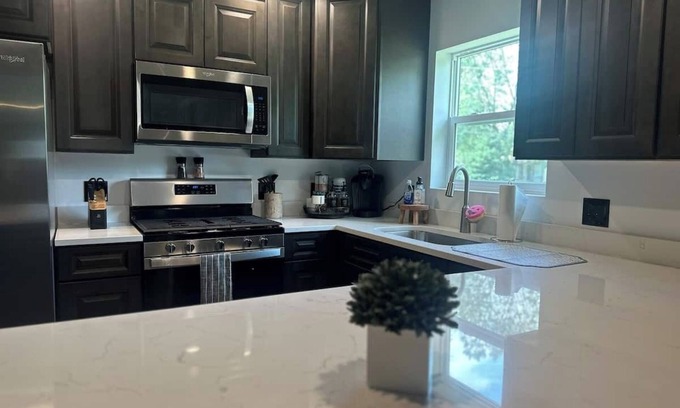 Ottawa Casa | Spacious 4-bedroom walking distance to downtown Ottawa with WiFi, AC, King Beds