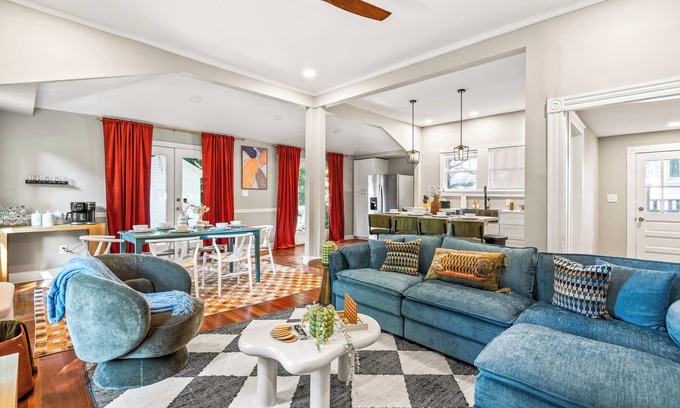 Durham Casa | Spacious 4BD - Sleeps 10 - Movie Night & BBQ