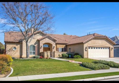 Greenacres Casa | Spacious 4BR 3BA Home KING Suite Pool Sleeps 8