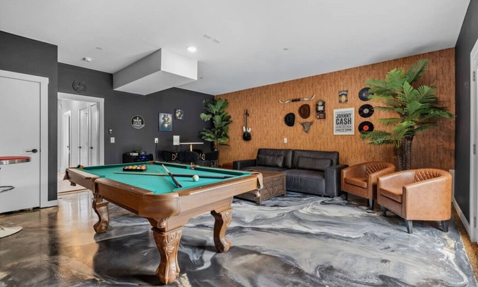 Talbot's Corner Apartamento | Spacious 4BR Bachelor Retreat-Game Room & Rooftop!