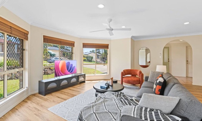 Capalaba Apartamento | Spacious 4BR Family Home in Capalaba | Local Charm