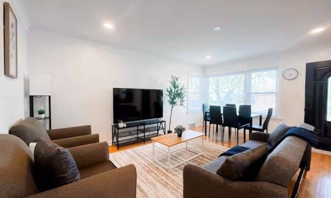 Skokie Casa | Spacious 4BR Family Retreat | Near Malls, Dining & Downtown | Sleeps 12+