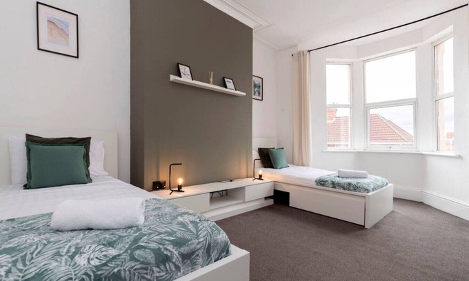 Gateshead Casa | Spacious 4BR Home in Gateshead Sleeps 7 w/Parking