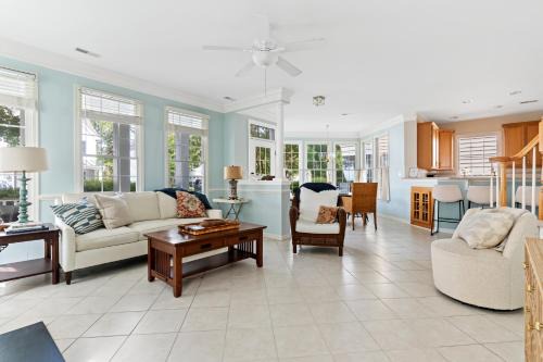 Bayside Casa | Spacious 4BR Home Pools Bikes Balcony