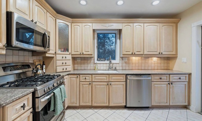 Stony Point Apartamento | Spacious 4BR home w/ WiFi, TV, hot tub, huge dining, fire pit & vast garden