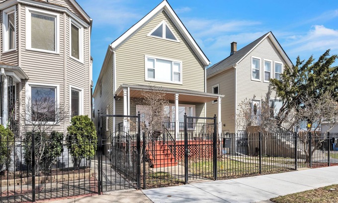 Belmont Cragin Casa | Spacious 4BR Home. Your Cozy Home Away from Home