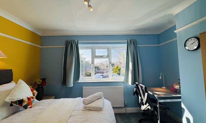 Crawley Casa | Spacious 4BR house close to Gatwick Airport.