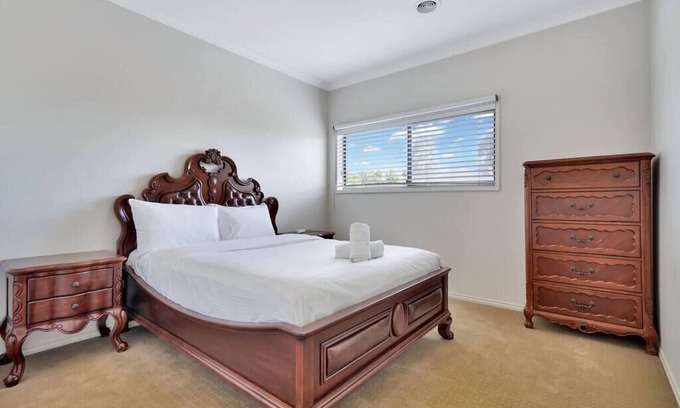 Sanctuary Lakes Casa | Spacious 4BR House In Great Location