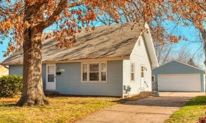 Lovington Casa | Spacious 4br house sleeps 10 w/ game room & gym