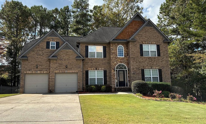 Douglasville Casa | Spacious 4BR House with pool, garden & jacuzzi tub.