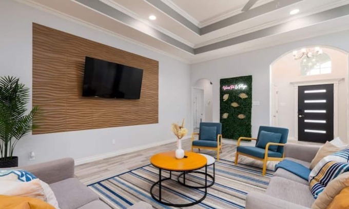 South Side Casa | Spacious 4BR Near Beach - 15 min drive