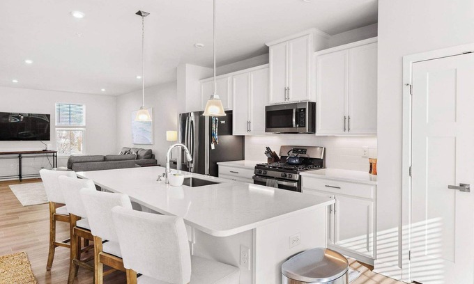 Bayside Casa | NEW Bayside Townhouse Community Pool & Hot Tub