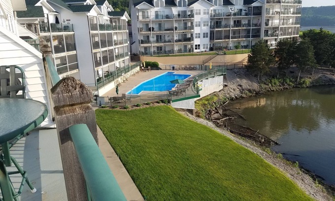 Camdenton Condominio | Spacious 4BR w/ Loft Condo with great lake view