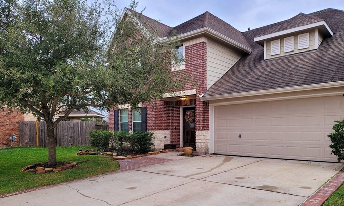 Alvin Casa | Spacious 5/3 home in quiet neighborhood