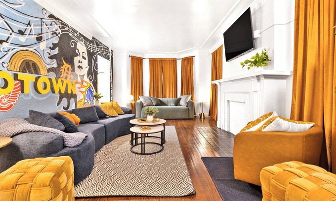 Detroit Casa | Spacious 5-BD Large Group Retreat w/Hot Tub & Fire Pit in heart of Detroit