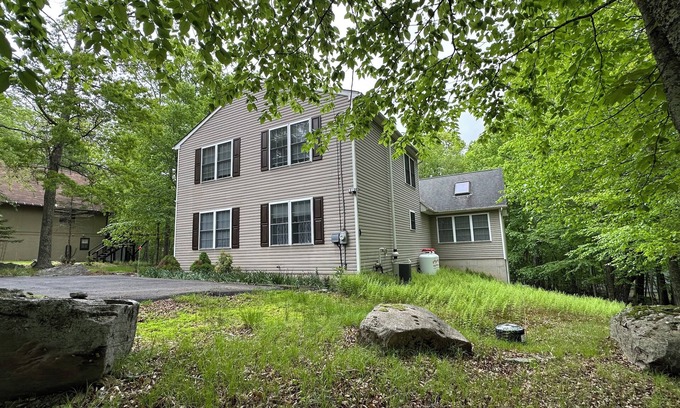 Lackawaxen Casa | Spacious 5 BDRM Masthope Chalet with Private Movie Theater & AWESOME Game Room