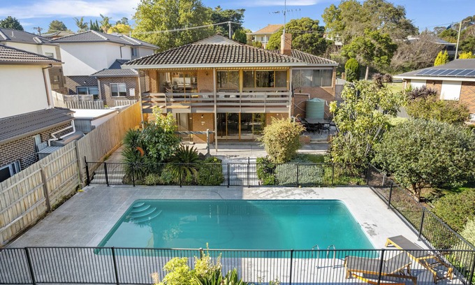 Endeavour Hills Casa | Spacious 5-Bedroom Home & Pool