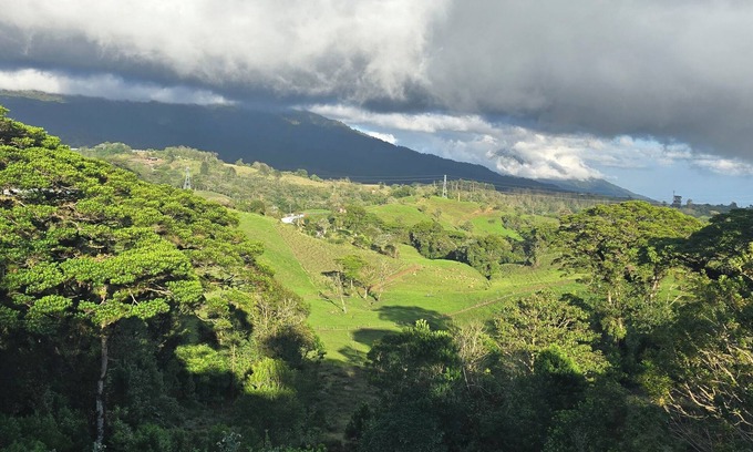 Vara Blanca Otro | Spacious 5-bedroom farmhouse Panoramic Views Poas Volcano and Cloud Rainforest