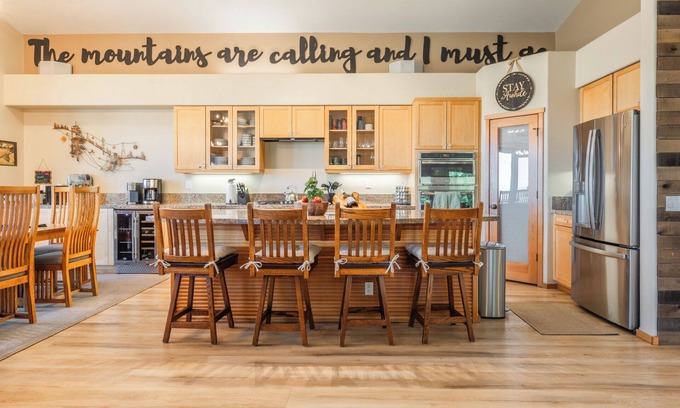 Mammoth Lakes Casa | Spacious 5 Bedroom Townhouse with/Black Pass Ski/Parking Passes!