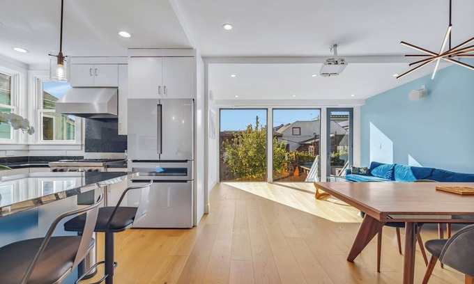 Bernal Heights Casa | Spacious 5-bedroom house - AC, Wifi, Sauna, Sundeck, Garden, Home Cinema…