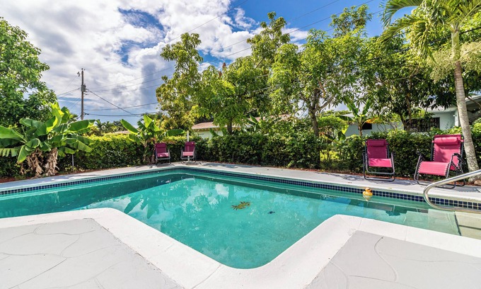 El Portal Casa | Spacious 5-bedroom, 2-bath home in picturesque El Portal, complete with AC