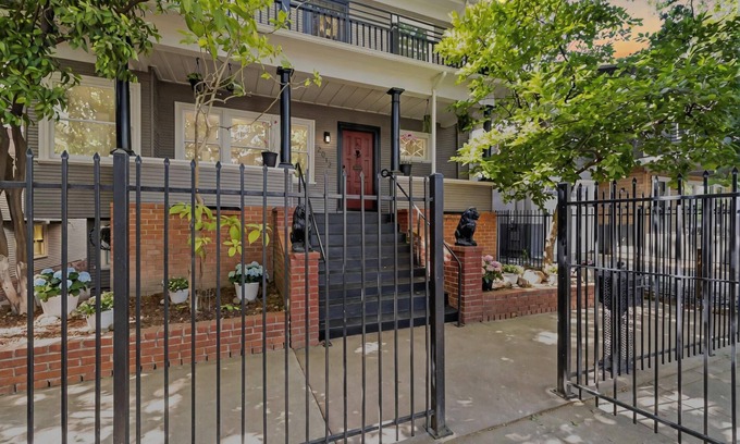Boulevard Park Casa | Spacious 5-bedroom bungalow in charming Sacramento with AC