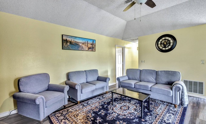 Gordonville Cabina | Spacious 5-bedroom cabin in charming Howe with WiFi, AC
