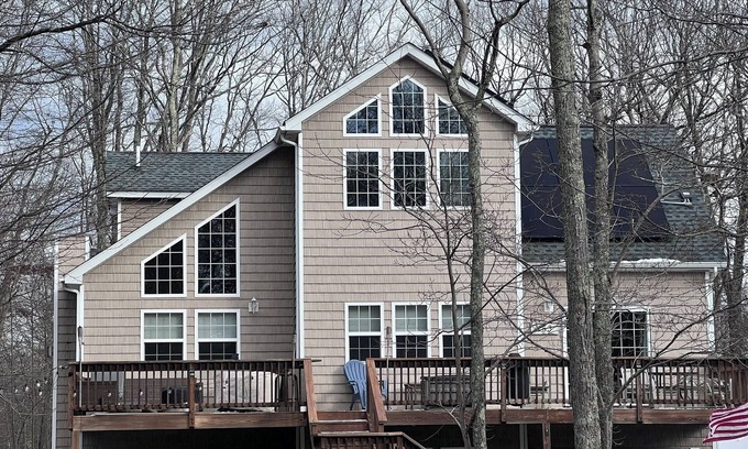 Lackawaxen Chalet De Esquí | Spacious 5-bedroom chalet in Masthope with WiFi, AC. 2 Minutes to Ski Mountain