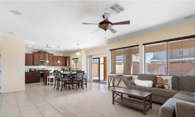 Rovey Farm Estates Casa | Spacious 5 Bedroom close to Westgate!