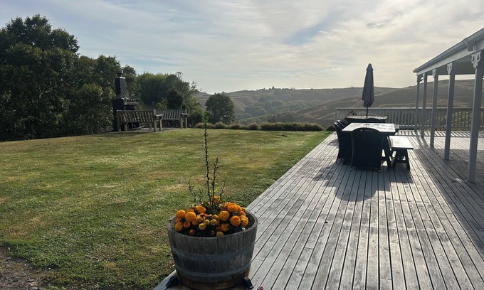 Onewhero Otro | Spacious 5-bedroom farmhouse in picturesque Onewhero