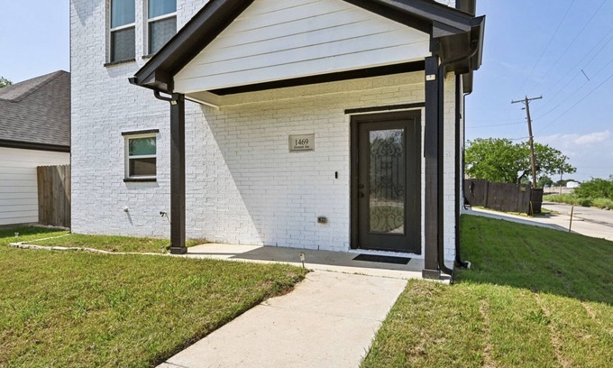 Fort Worth Casa | Spacious 5-bedroom house in delightful Fort Worth with WiFi, AC