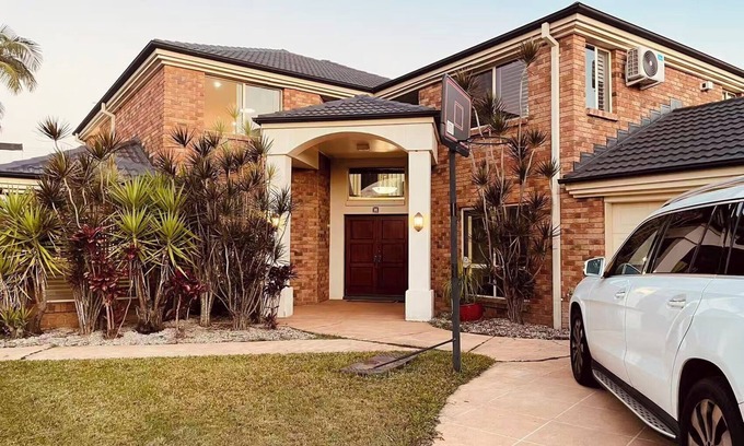 Carindale Casa | Spacious 5-bedroom house in lovely Carindale with AC