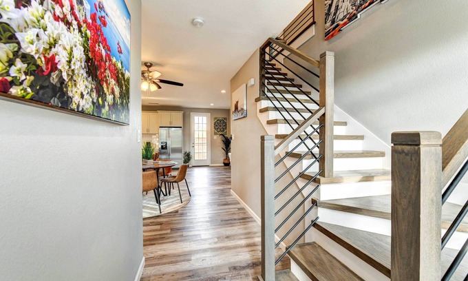 Central Arlington Casa | Spacious 5-bedroom house in charming Arlington with WiFi, AC