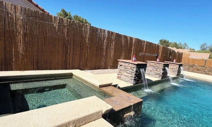 Paradise Casa | Spacious 5-bedroom house with 8 beds, The best Pool and 10mins from The Strip!