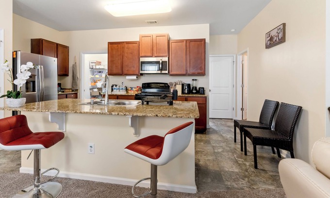 Riverdale Casa | Spacious 5-bedroom house with AC, WiFi in charming Riverdale 3 Spa-Like Baths