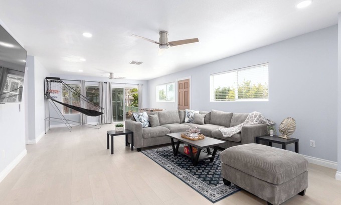 Linda Vista Casa | Spacious 5-bedroom house in San Diego with Games, BBQ, WiFi, AC