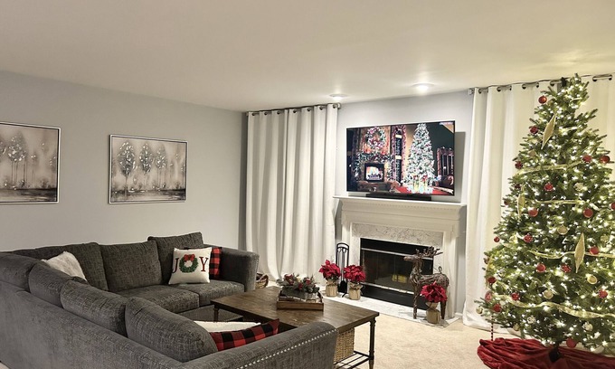 York Casa | Spacious 5 bedroom home with large deck and hot tub