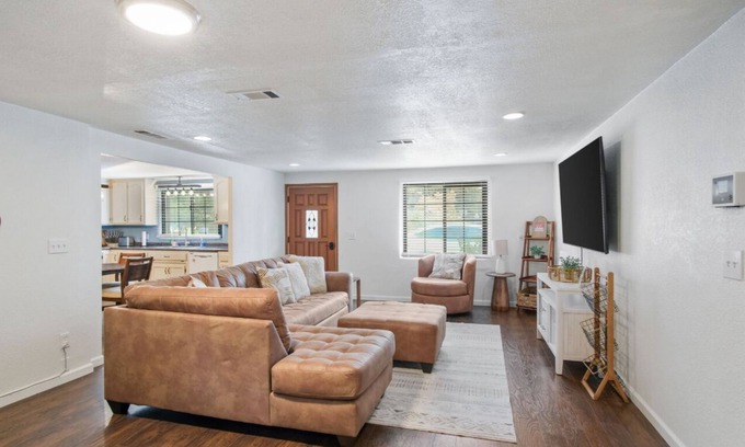 Escalon Casa | Spacious 5-bedroom house in enjoyable Escalon with WiFi, AC