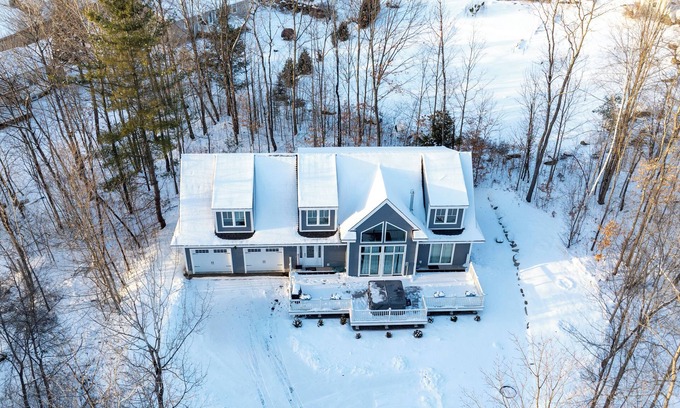 Lincoln Casa | Spacious 5-bedroom house with Hot Tub, AC and WiFi