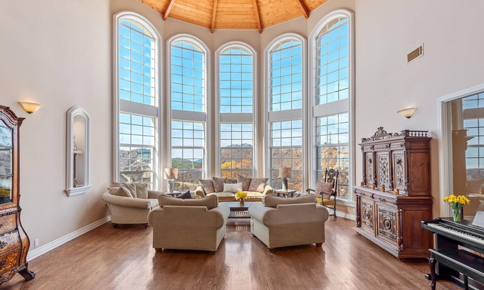 Topanga Casa | Spacious 5-bedroom house with ocean views - 20 min from Malibu Beach